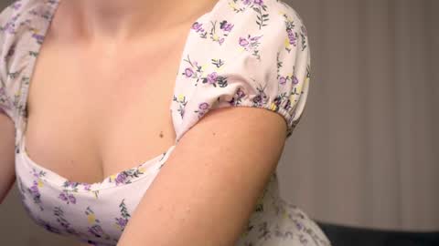 Snapshot of elliephant_ chatting on 01-05-25, 06:35 just Emily online show from 01-05-25, 06:35