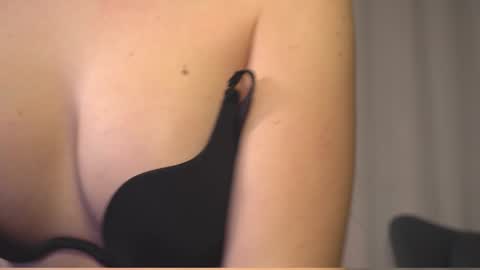 Snapshot of elliephant_ chatting on 01-07-25, 06:14 just Emily online show from 01-07-25, 06:14