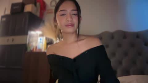 Snapshot of elliesee chatting on 04-29-26, 05:00 ellie online show from 04-29-26, 05:00