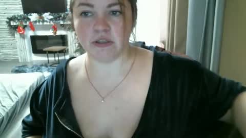 Snapshot of ellimol chatting on 12-27-24, 11:39 EliMoL online show from 12-27-24, 11:39