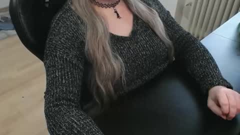 Elly online show from 10-28-25, 01:36