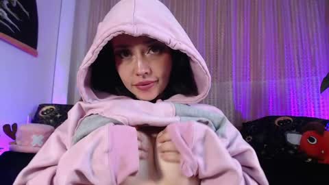 Snapshot of elly_uwuw chatting on 05-10-26, 01:33 Emy Castro online show from 05-10-26, 01:33