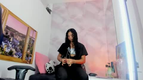 Snapshot of ellybloom chatting on 06-15-26, 01:13 ellybloom online show from 06-15-26, 01:13