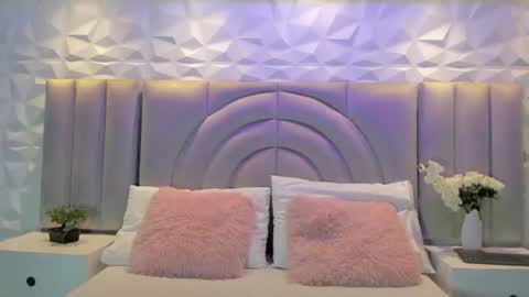 Snapshot of ellye_evans_ chatting on 06-21-26, 11:24 Ellye online show from 06-21-26, 11:24