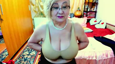 Snapshot of ellyhot53 chatting on 05-15-26, 01:07 ellyhot53 online show from 05-15-26, 01:07
