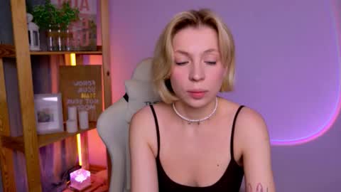 Elly online show from 11-30-25, 03:21