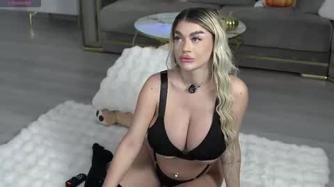 Snapshot of ellyxxxelly chatting on 10-13-25, 05:02 Elly online show from 10-13-25, 05:02