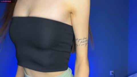 Snapshot of ellzabeth_ellison chatting on 02-06-25, 08:18 Im online Fri Sun Mon Tue Thu Fri Sat3 from 1000 online show from 02-06-25, 08:18