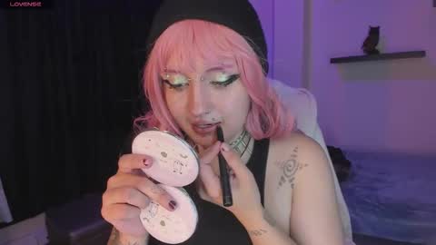 Eloise  . online show from 10-25-25, 04:42