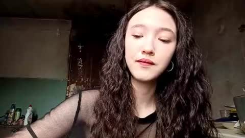 Snapshot of elouisevallian chatting on 06-17-26, 02:14 Elara online show from 06-17-26, 02:14