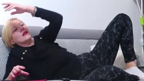 Snapshot of elsiemacks chatting on 11-19-25, 08:31 ElsieMacks online show from 11-19-25, 08:31