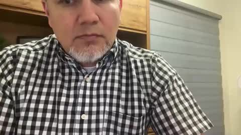 Snapshot of elvecinoequipadon chatting on 05-27-26, 01:57 Petrhus Rockpic online show from 05-27-26, 01:57