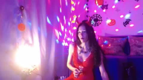 Elisa online show from 10-31-25, 08:21