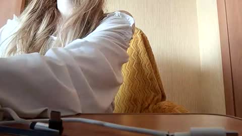 Snapshot of elza_com chatting on 09-11-25, 04:23 Elza Kom online show from 09-11-25, 04:23