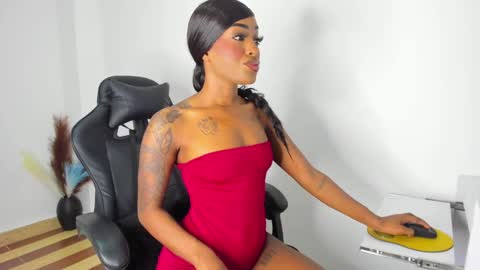 Snapshot of emattaylor chatting on 12-19-24, 11:07 . online show from 12-19-24, 11:07