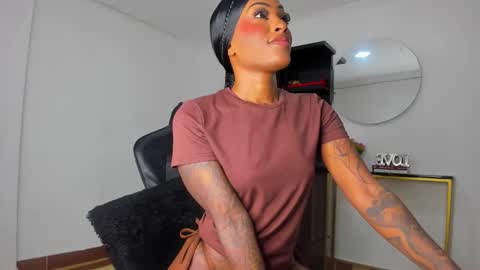 Snapshot of emattaylor chatting on 11-29-25, 11:02 . online show from 11-29-25, 11:02