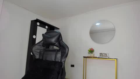 Snapshot of emattaylor chatting on 12-03-25, 10:57 . online show from 12-03-25, 10:57