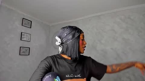 Snapshot of emattaylor chatting on 12-16-25, 11:04 . online show from 12-16-25, 11:04