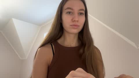 Snapshot of emberfamn chatting on 11-18-25, 11:47 Alina online show from 11-18-25, 11:47