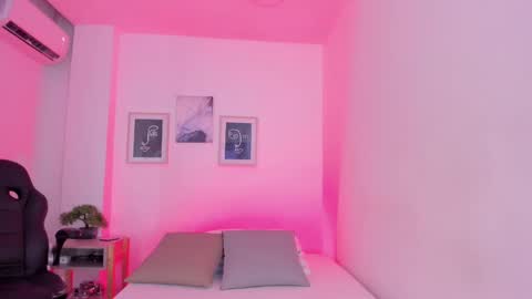 emelie_89 online show from 02-11-25, 12:16