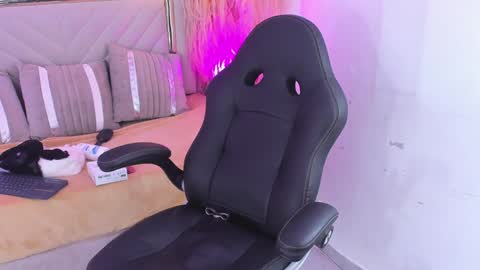 Snapshot of emelie_ch_ chatting on 12-12-24, 08:47 Emily  online show from 12-12-24, 08:47