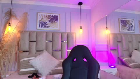 Snapshot of emelie_ch_ chatting on 01-10-25, 10:28 Emily  online show from 01-10-25, 10:28