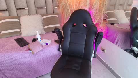 Snapshot of emelie_ch_ chatting on 01-11-25, 07:28 Emily  online show from 01-11-25, 07:28