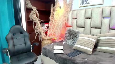 Snapshot of emelie_ch_ chatting on 01-20-25, 09:53 Emily  online show from 01-20-25, 09:53