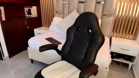 Snapshot of emelie_ch_ chatting on 09-17-25, 09:38 Emily  online show from 09-17-25, 09:38