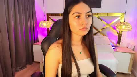 Snapshot of emelie_ch_ chatting on 05-21-26, 07:48 Emily online show from 05-21-26, 07:48