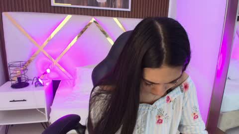 Snapshot of emelie_ch_ chatting on 05-27-26, 10:45 Emily online show from 05-27-26, 10:45