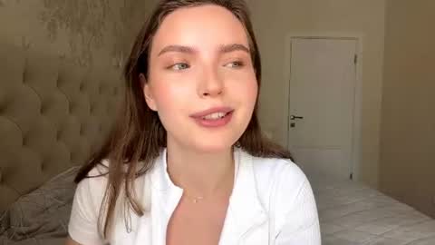 Snapshot of emelinabazydlo chatting on 08-06-26, 09:00 Bella online show from 08-06-26, 09:00