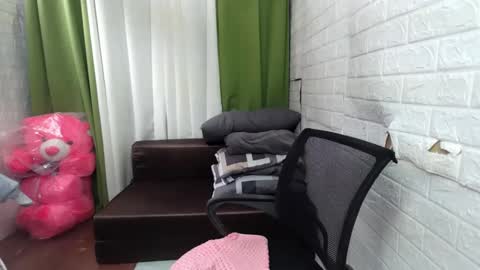 Snapshot of emely_slutxxx chatting on 02-01-25, 01:23 Emely online show from 02-01-25, 01:23