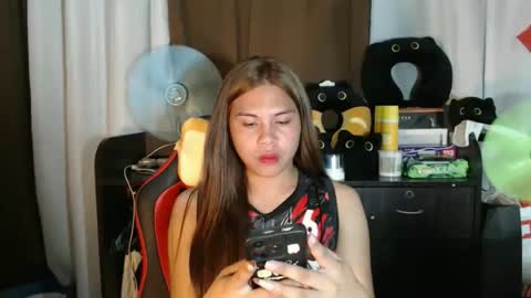 Snapshot of emere_kai_24xxx chatting on 11-23-25, 02:50 Chelle dont forget to folloe me and thumps up online show from 11-23-25, 02:50