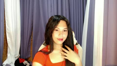 Snapshot of emere_kai_24xxx chatting on 06-18-26, 10:30 Chelle dont forget to folloe me and thumps up online show from 06-18-26, 10:30