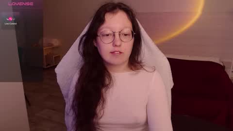 Snapshot of emi_gooflord chatting on 09-17-25, 08:38 Emi online show from 09-17-25, 08:38