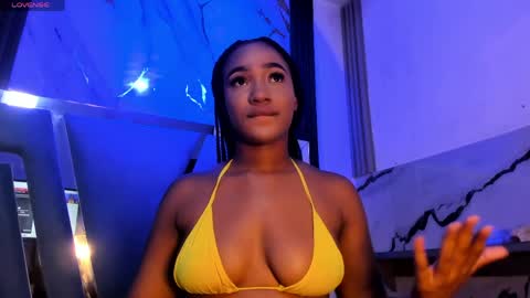 Snapshot of emii_brown chatting on 04-29-26, 01:53 Emy online show from 04-29-26, 01:53
