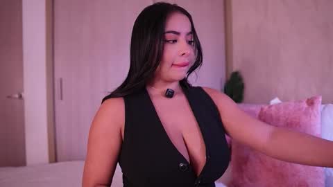 Snapshot of emiily_bell chatting on 01-13-26, 11:54 online show from 01-13-26, 11:54