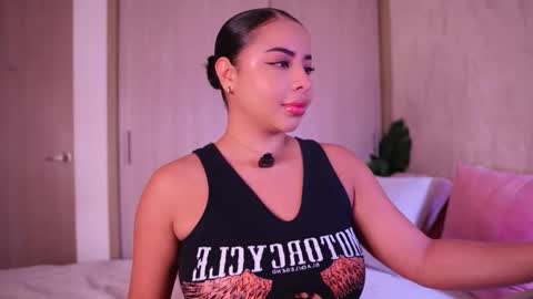 Snapshot of emiily_bell chatting on 01-16-26, 02:59 online show from 01-16-26, 02:59