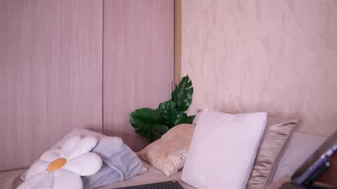 Snapshot of emiily_bell chatting on 02-14-26, 02:03 online show from 02-14-26, 02:03