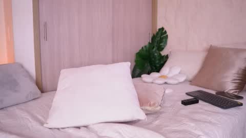 Snapshot of emiily_bell chatting on 03-18-26, 03:26 online show from 03-18-26, 03:26