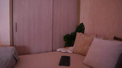 Snapshot of emiily_bell chatting on 04-01-26, 10:40 online show from 04-01-26, 10:40