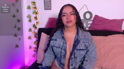 Snapshot of emiily_curly chatting on 04-27-26, 12:58 Emily online show from 04-27-26, 12:58