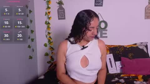 Snapshot of emiily_curly chatting on 07-08-26, 11:48 Emily online show from 07-08-26, 11:48
