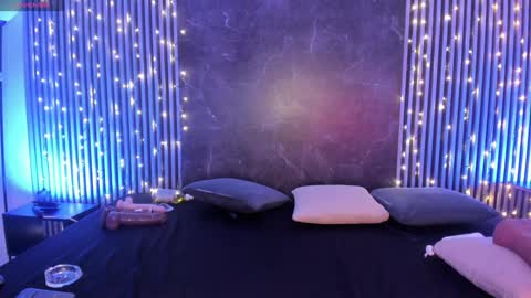 Snapshot of emiilycollins1 chatting on 12-27-24, 09:17 online show from 12-27-24, 09:17