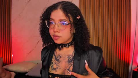 Snapshot of emiilycollins1 chatting on 01-11-25, 11:35 online show from 01-11-25, 11:35