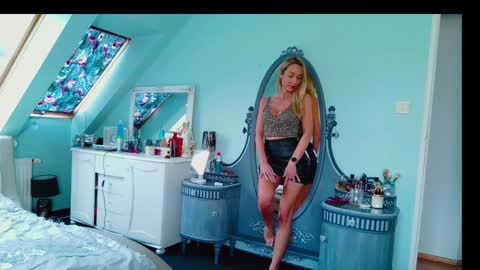 Emila online show from 02-07-25, 01:01