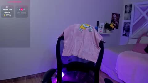 emilayton_ online show from 09-24-25, 08:34