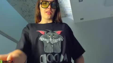 Snapshot of emilia_cross chatting on 06-18-26, 01:17 Emilia online show from 06-18-26, 01:17