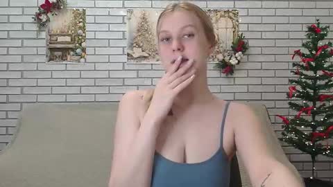 Snapshot of emiliaduchess chatting on 12-19-24, 08:45 Amili online show from 12-19-24, 08:45
